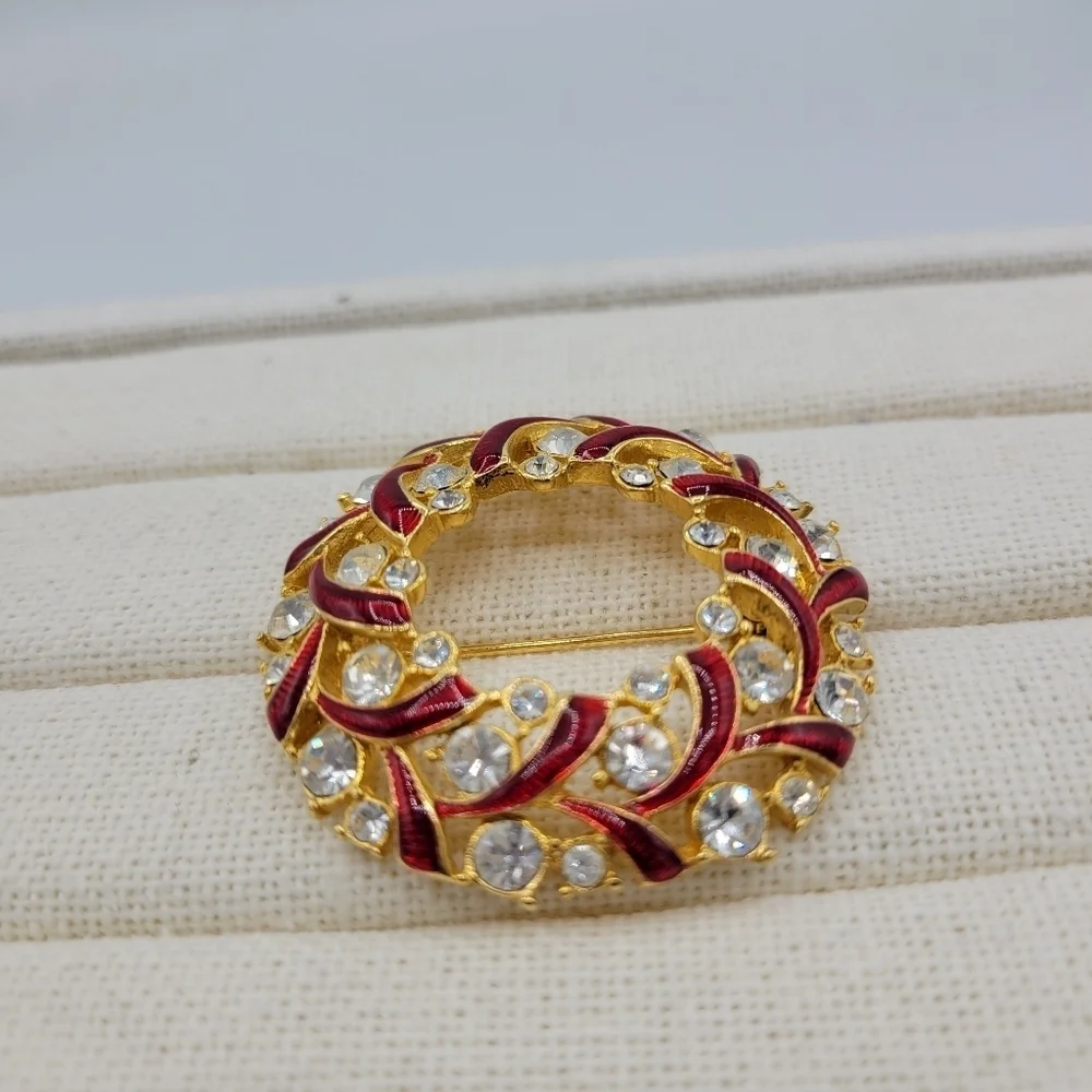 Vintage Christmas Brooch • Goldtone & Rhinestones • Red Wreath